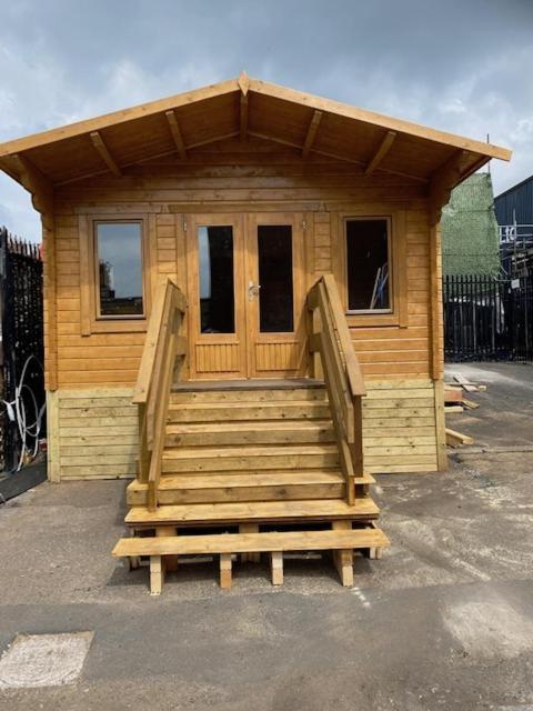 The Wooden Lodge No 1 At The Baltic Cains Brewery Liverpool Exterior foto